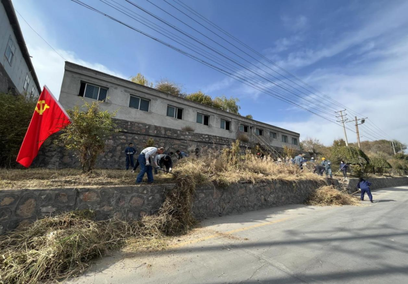 有工投黨員干部、團(tuán)員青年的耕耘那處便是公司最美麗的一角-----物產(chǎn)工投公司開展環(huán)境專項(xiàng)整治主題黨日、團(tuán)日活動(dòng)